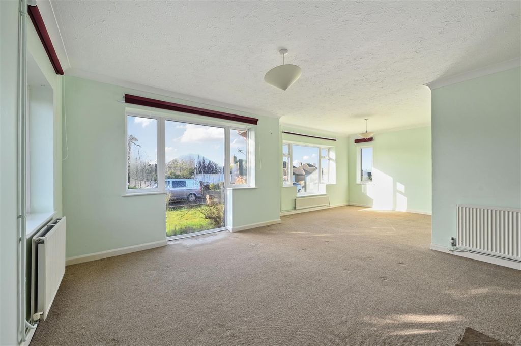 Property photo 2 of 19 37 Wychurst Gardens Tn39 (26).Jpg