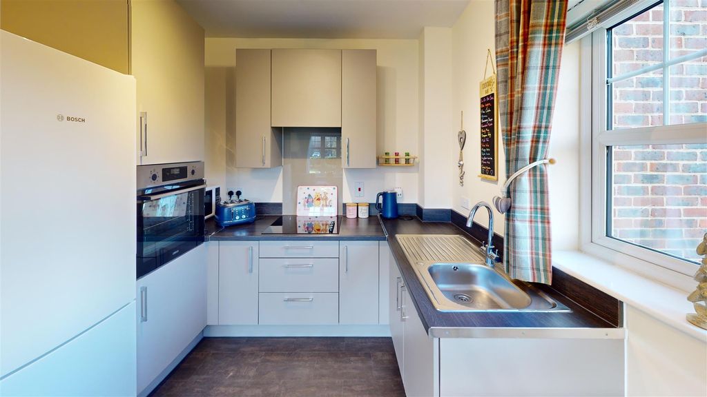 Property photo 3 of 11 4-Willow-Kitchen.Jpg