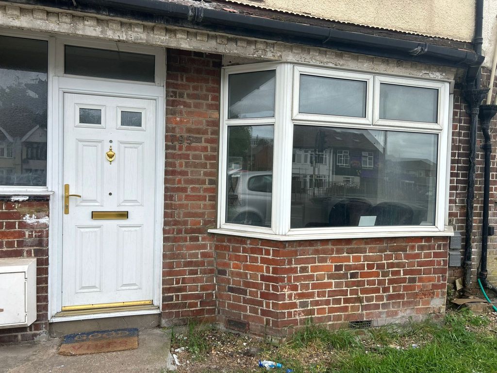 Property photo 1 of 12 Spacious 3-Bedroom Family Home To Let €“ Dunstable Road, Luton, Lu4