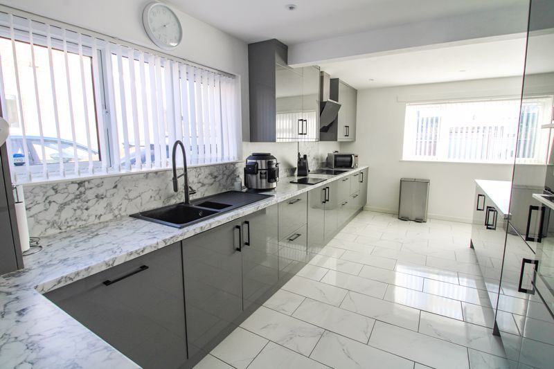 Property photo 2 of 14 Kitchen