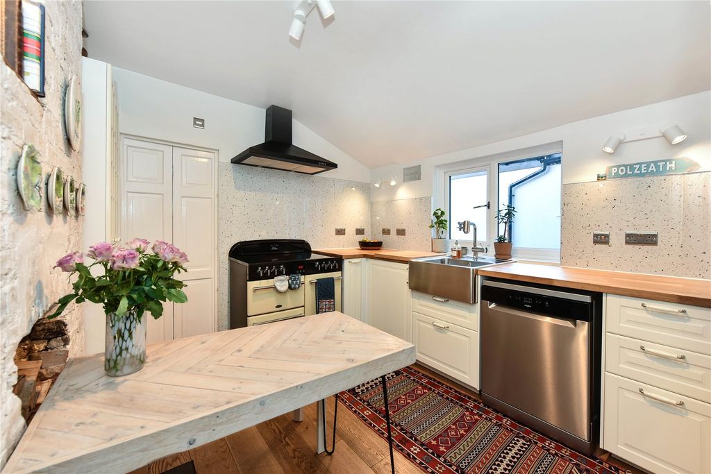 Property photo 3 of 11 Kitchen