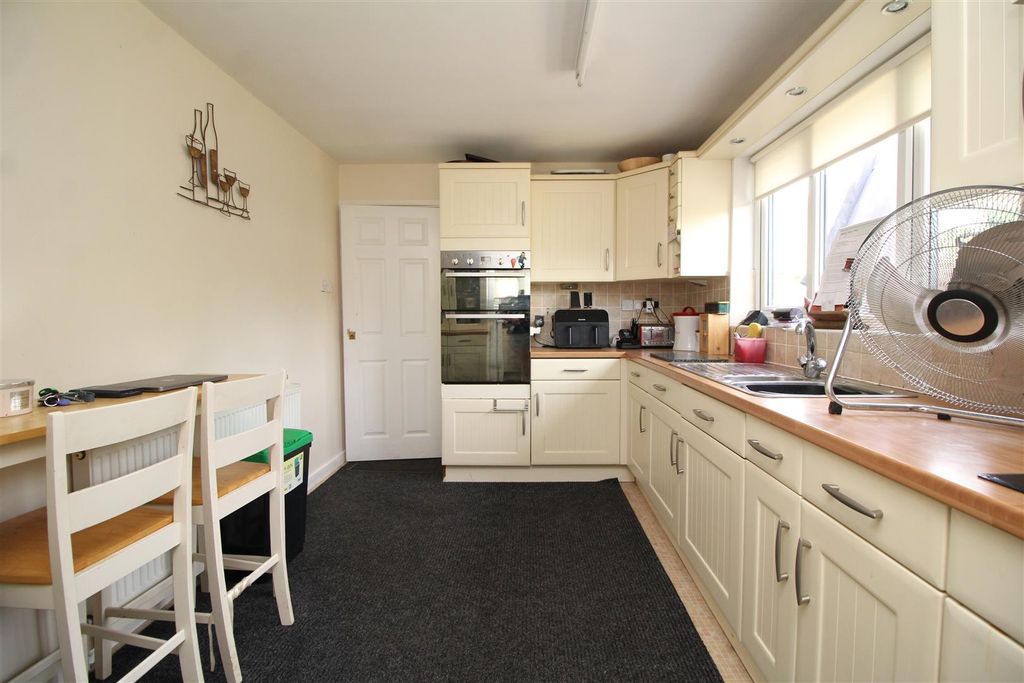 Property photo 3 of 18 Kitchen 2 .Jpg