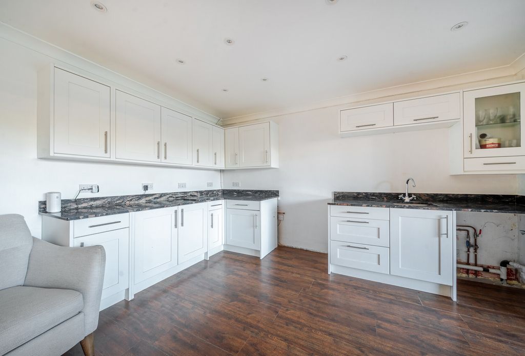 Property photo 2 of 19 1383580-11-692599...