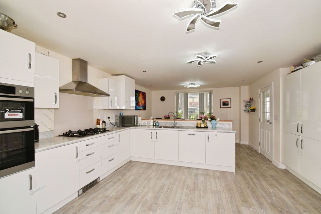 Property photo 2 of 17 Kitchen Diner