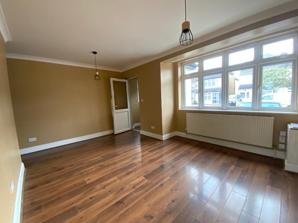Property photo 2 of 10 Living Room 15'10 x 12'9