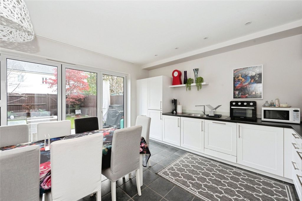 Property photo 3 of 26 Kitchen/Dayroom