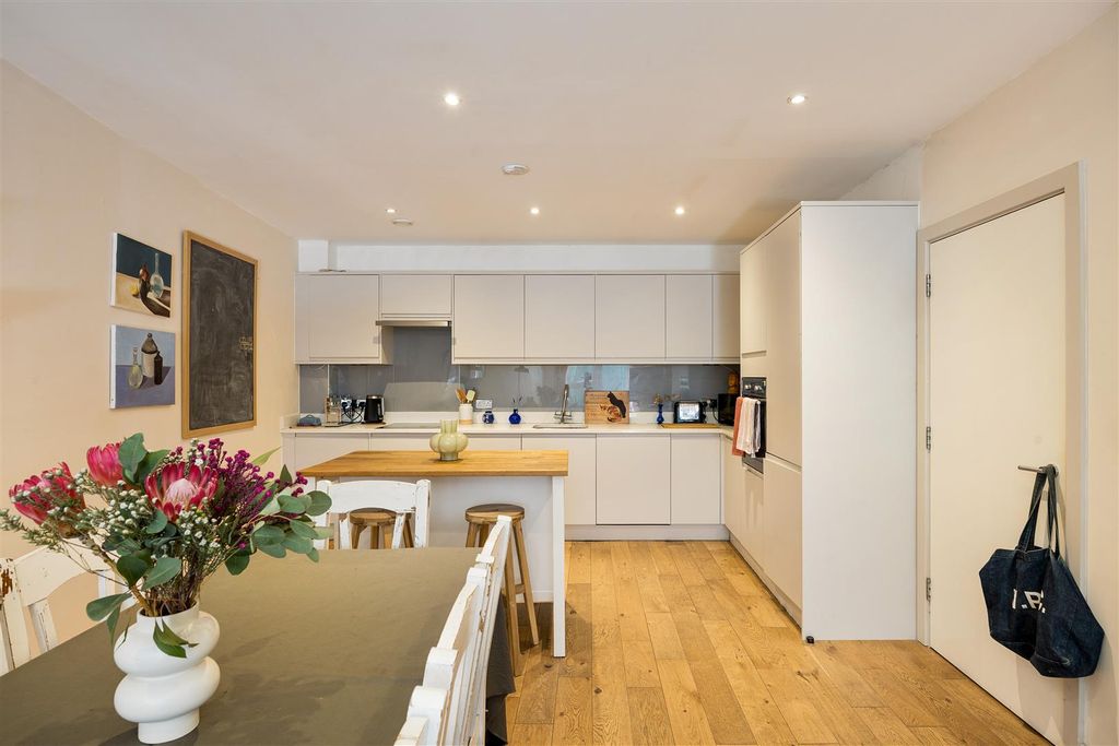 Property photo 2 of 34 Andre Street, E8