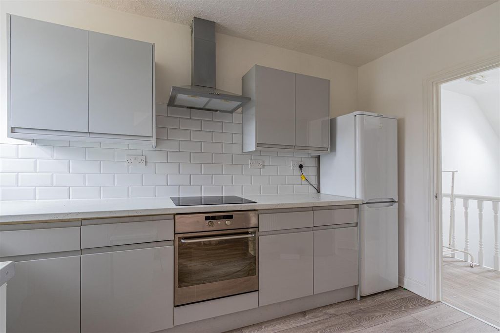 Property photo 3 of 9 Ninian Road 15, 5 (4 Of 8).Jpg
