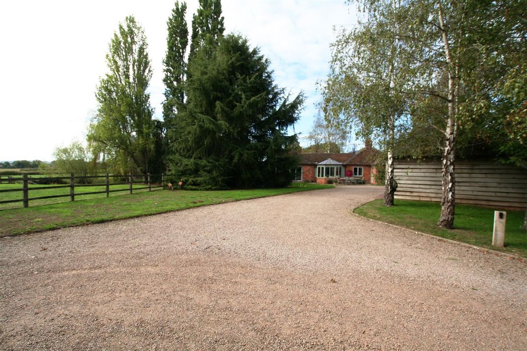 Property photo 3 of 28 Theoldcoachhouse,Driveway.Jpg