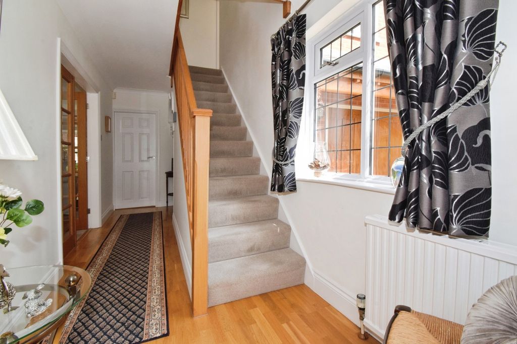 Property photo 2 of 20 Entrance Hall