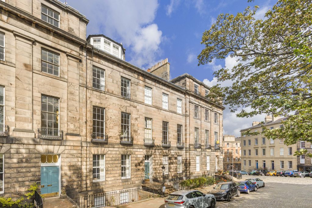 Property photo 2 of 28 4B North East Circus Place 06