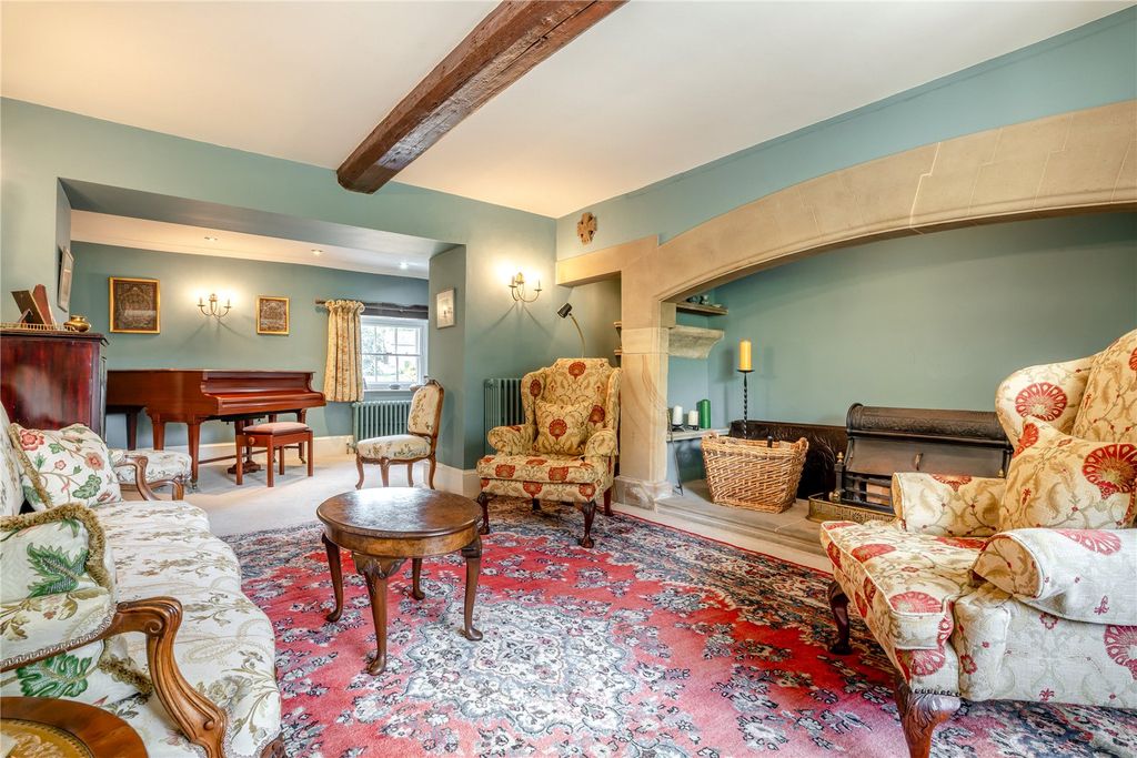 Property photo 2 of 33 Sitting Room