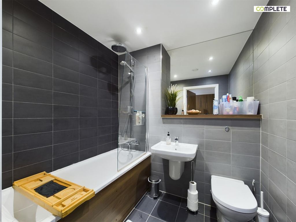 Property photo 3 of 41 Cam01231G0-Pr0083-Still016.Jpg