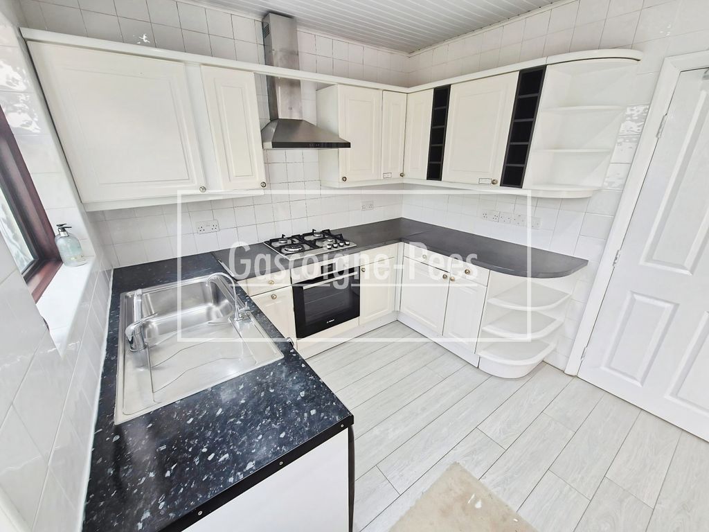 Property photo 2 of 7 Kitchen