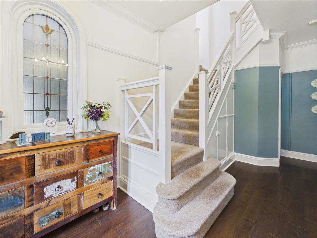 Property photo 3 of 20 Entrance Hallway