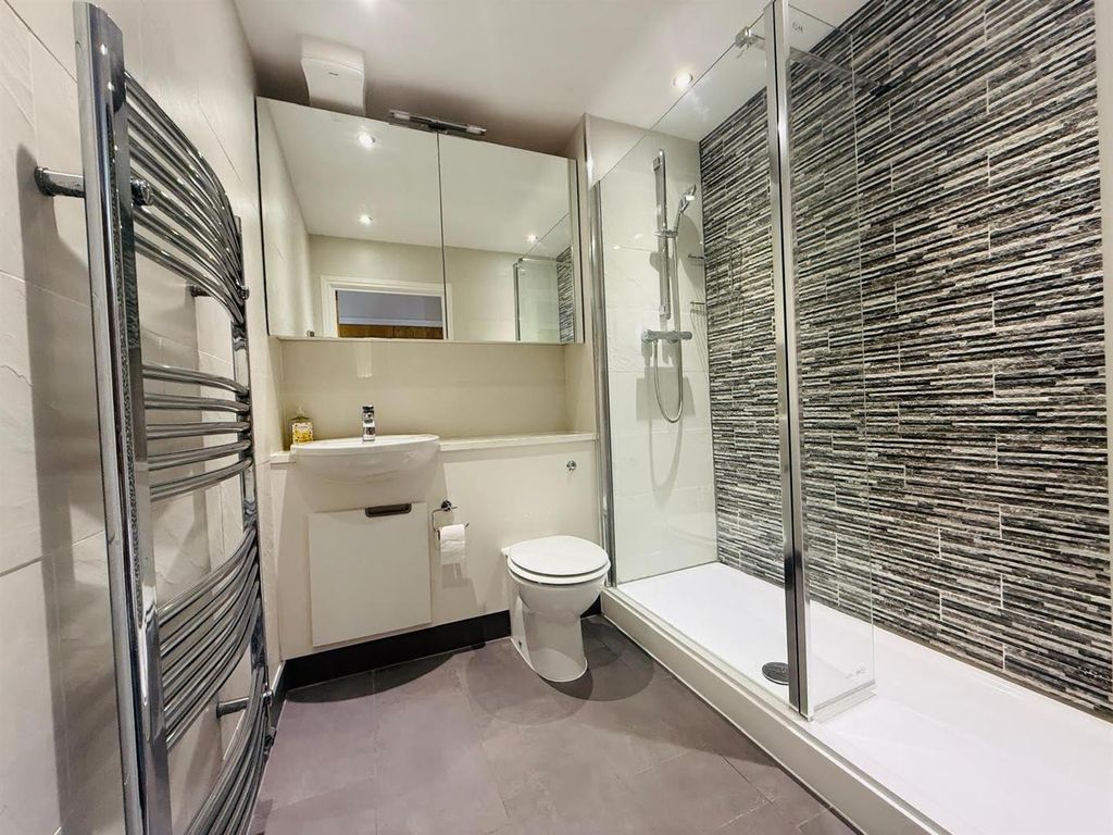 Property photo 2 of 12 Bathroom