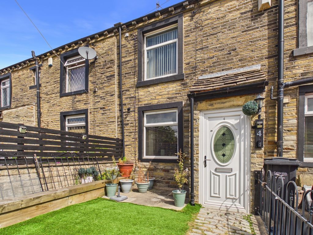 Property photo 1 of 18 Enclosed Garden And Driveway