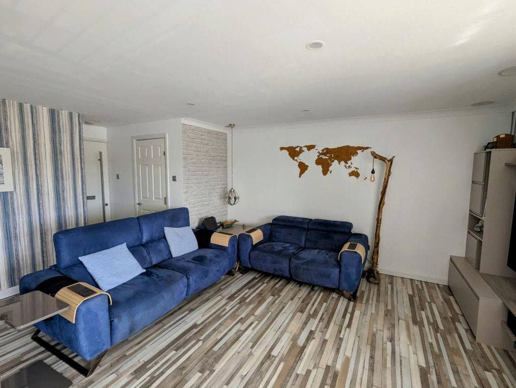 Property photo 3 of 18 Living Room