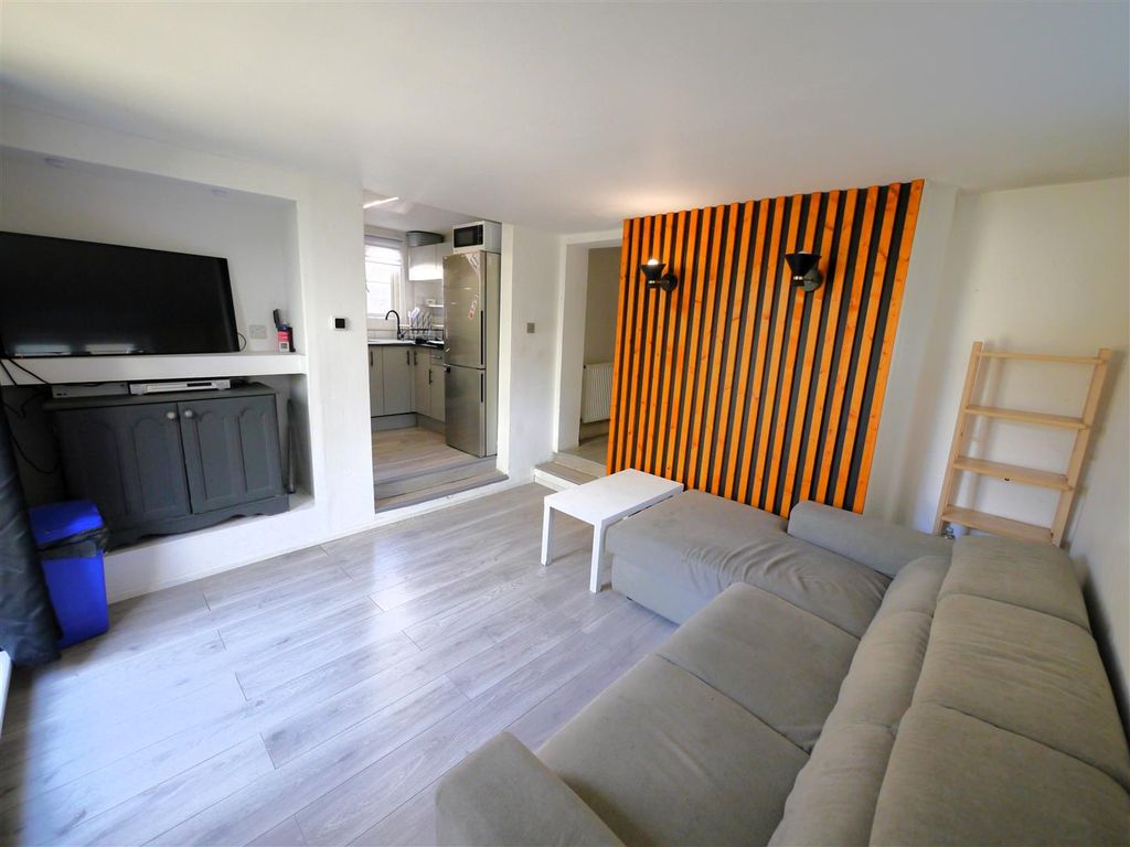 Property photo 2 of 8 Lounge