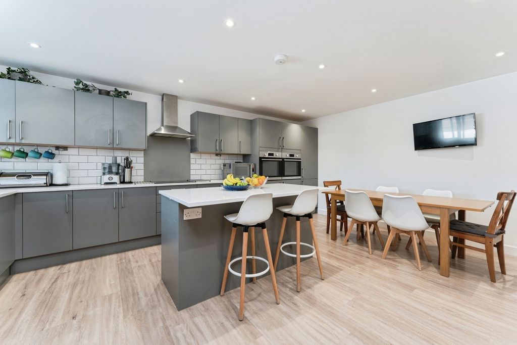 Property photo 3 of 18 Pbox-Img.Jpg