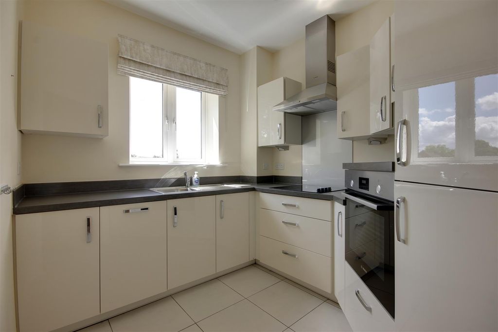 Property photo 2 of 10 Kitchen