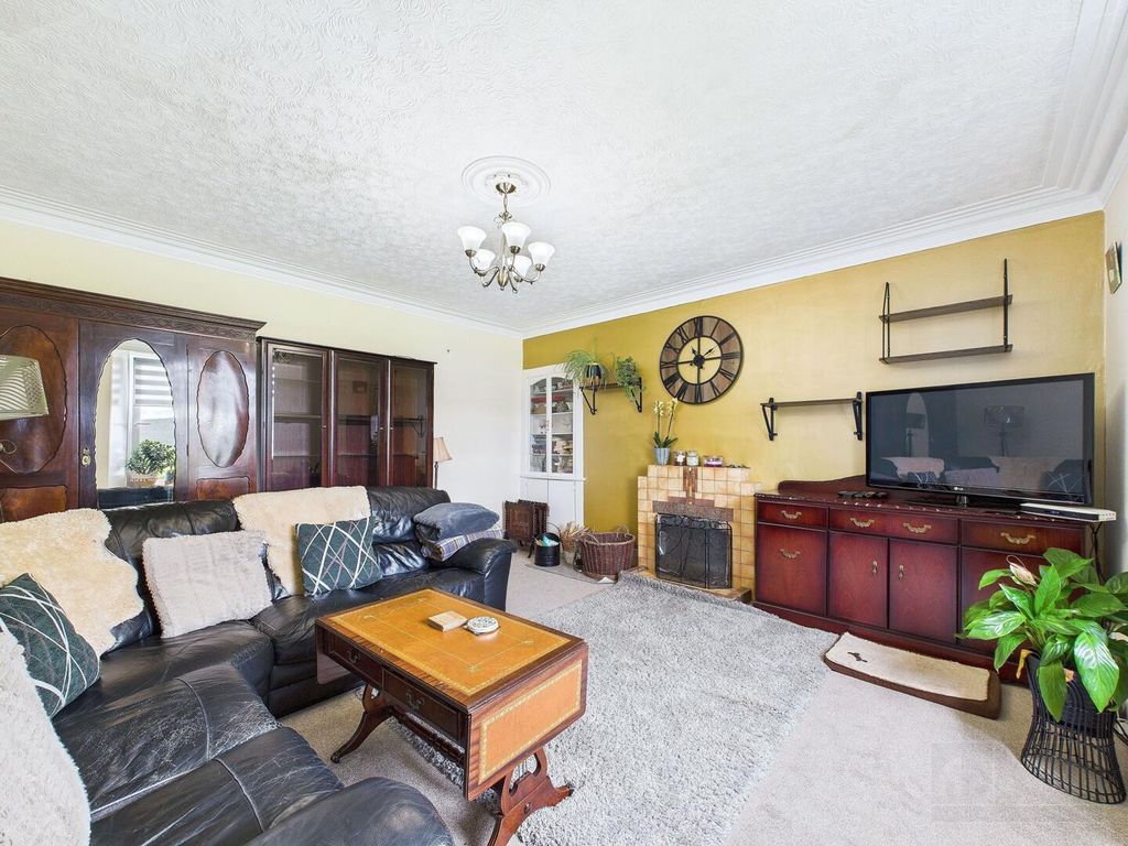 Property photo 3 of 32 Living Room