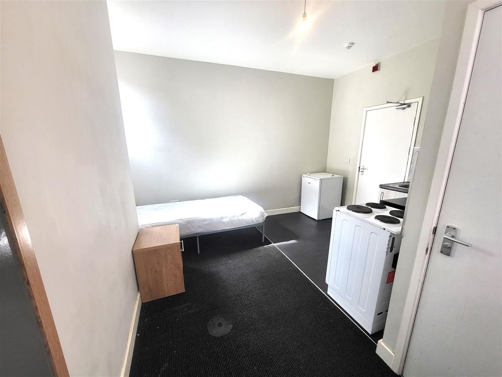 Property photo 3 of 6 Studio Pic 2