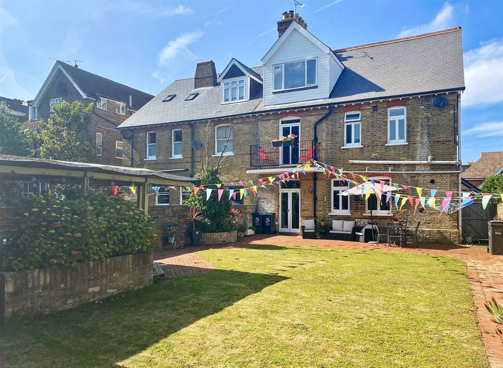 Property photo 2 of 31