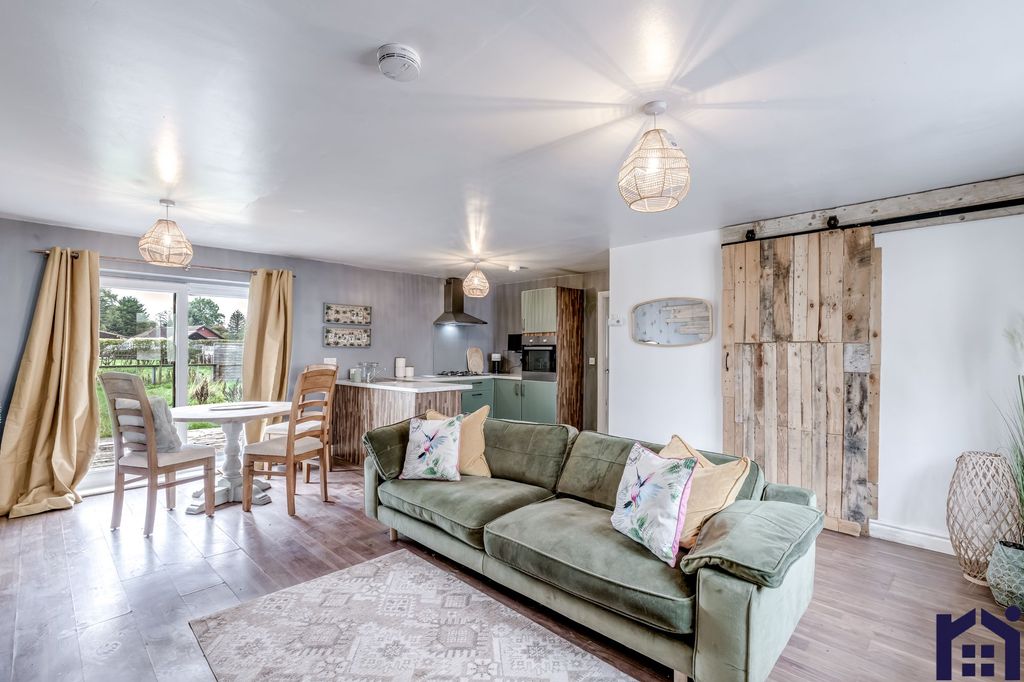 Property photo 3 of 52 Annex