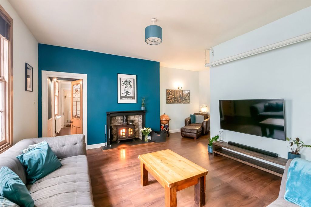 Property photo 2 of 28 Lounge