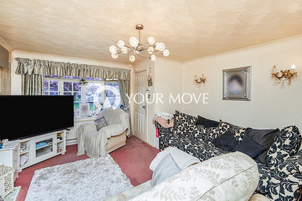 Property photo 3 of 8 Lounge