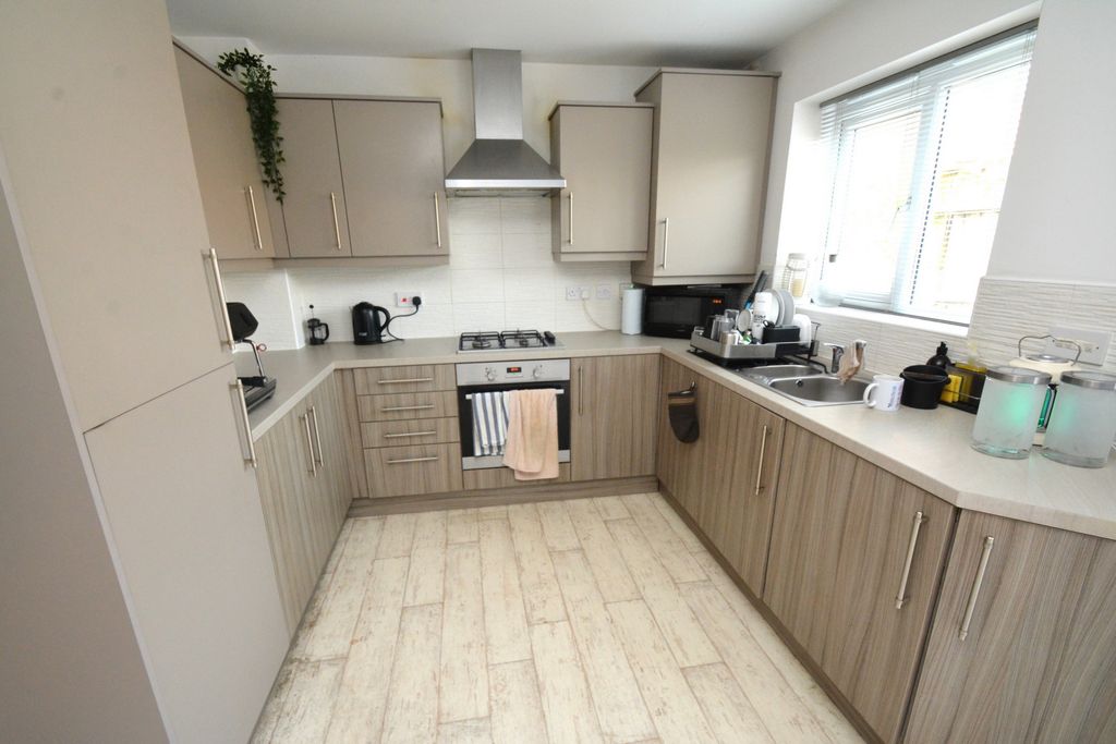 Property photo 3 of 12 Kitchen