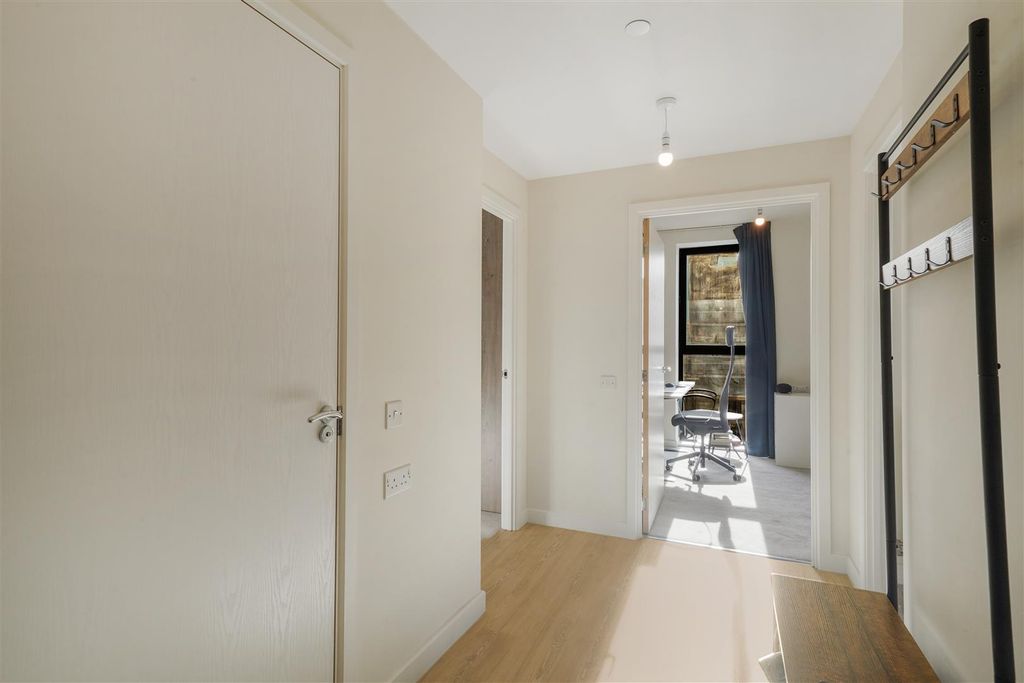 Property photo 2 of 18 Hallway