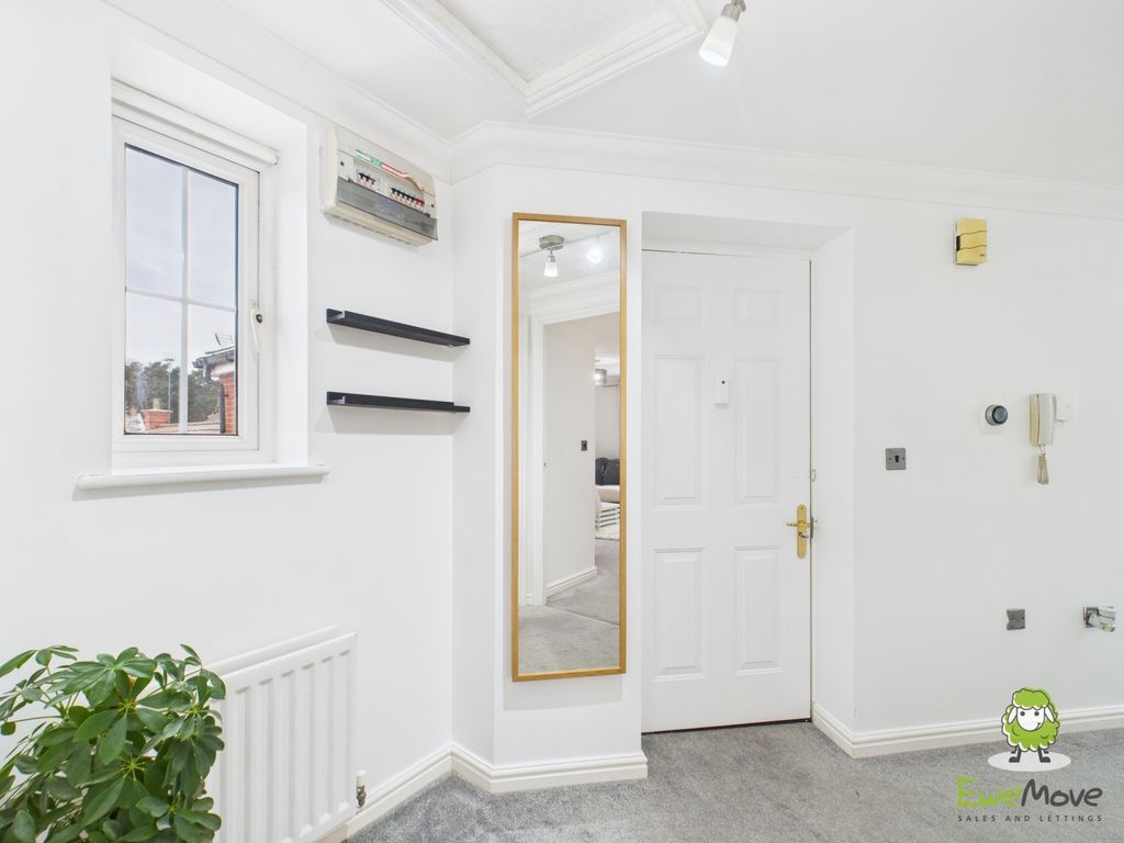 Property photo 2 of 11 Ewemove Basingstoke - De Port Gardens