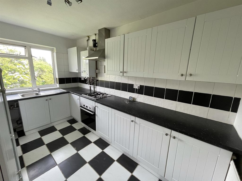 Property photo 3 of 11 Kitchen