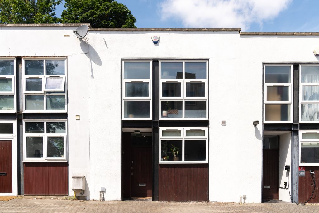 Property photo 2 of 23 295091 - Century-Yard-002.Jpg