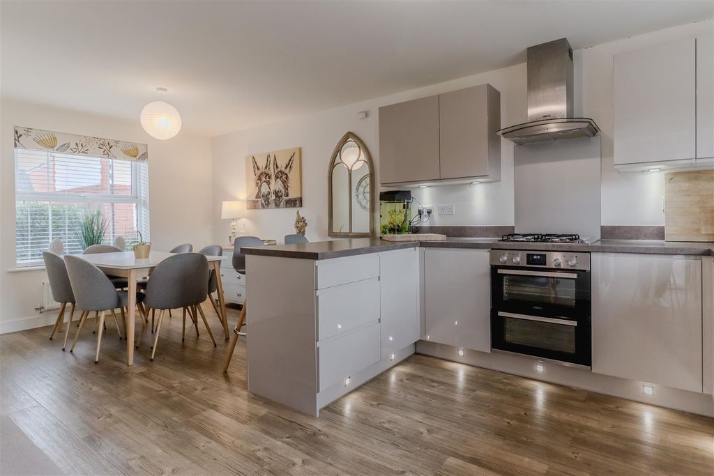 Property photo 2 of 31