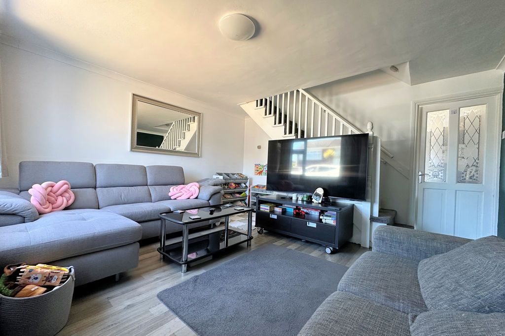 Property photo 3 of 11 Lounge