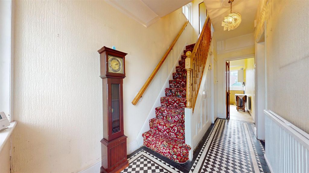 Property photo 3 of 33 Wynne Road, Hallway