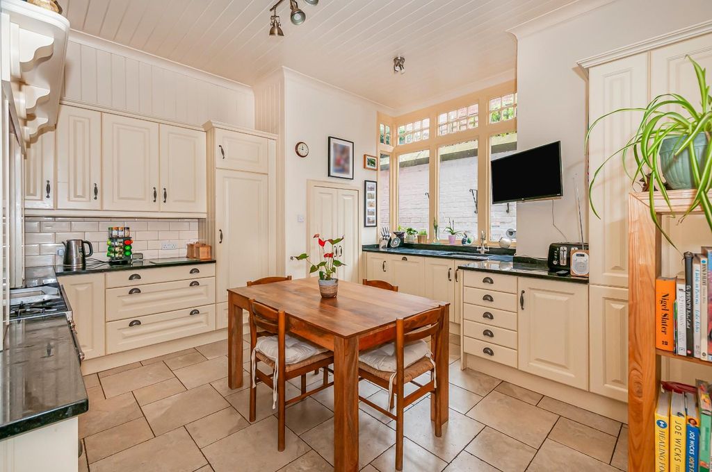 Property photo 3 of 29 8 Norfolk Street10.Jpg