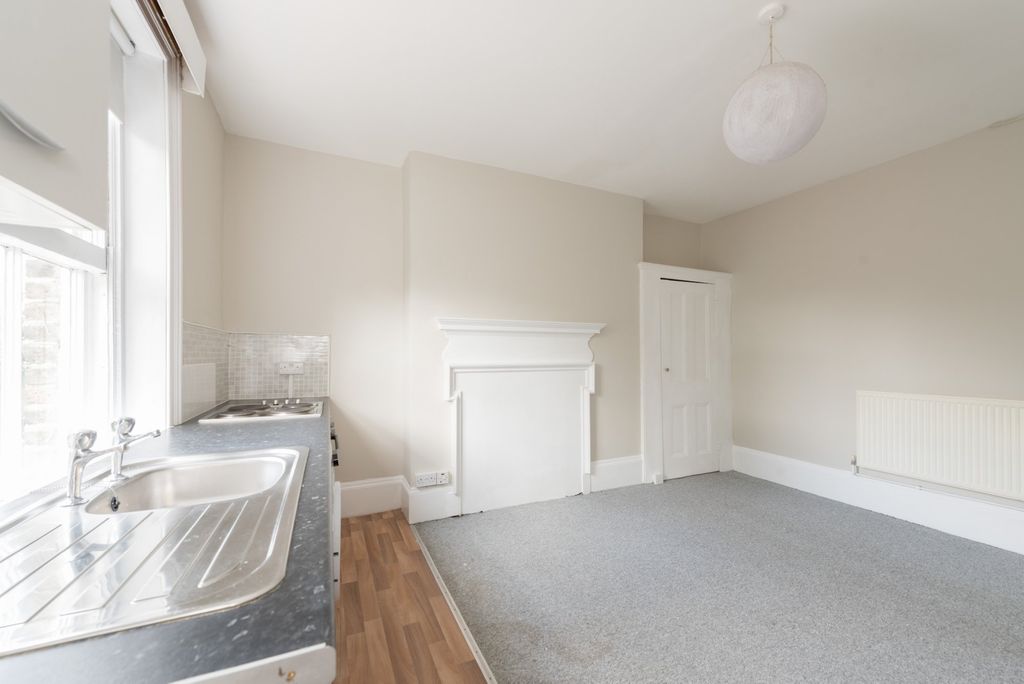 Property photo 1 of 10 Photo 02