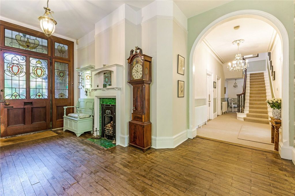 Property photo 2 of 14 Entrance Hall