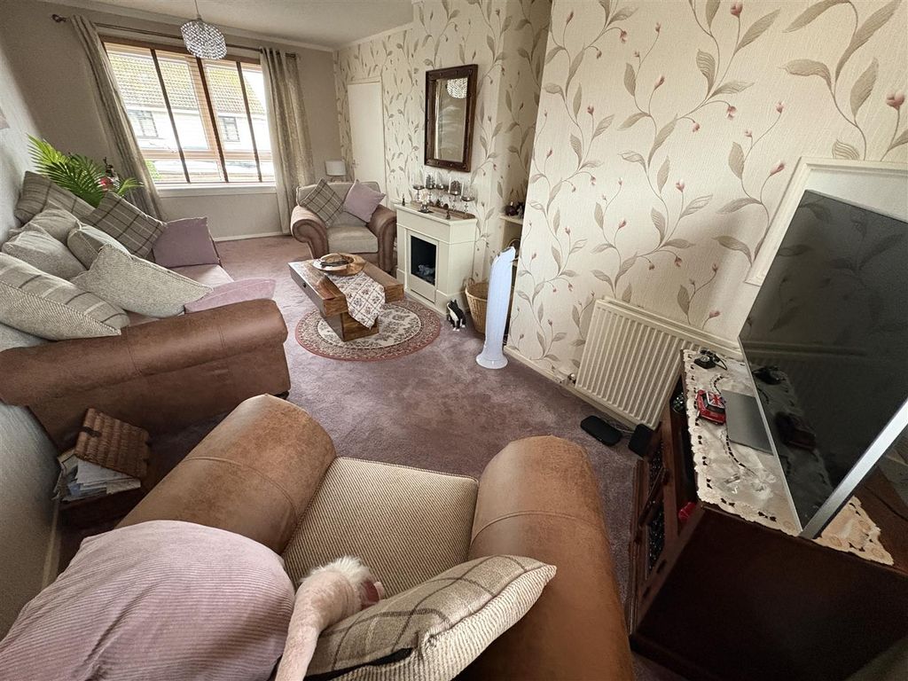 Property photo 2 of 17 Lounge