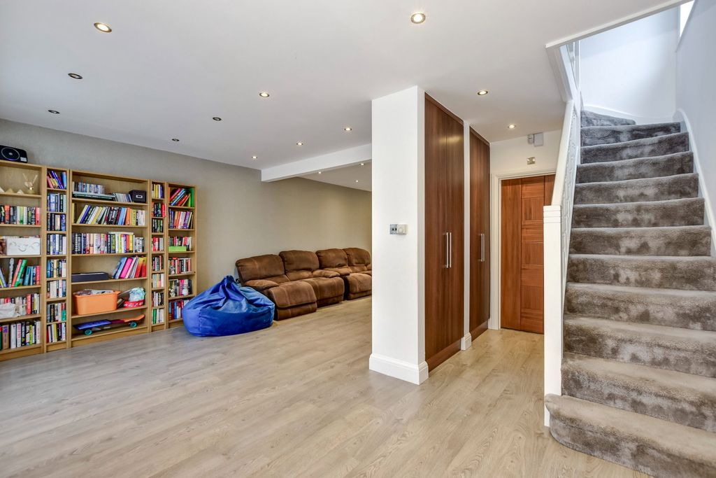 Property photo 2 of 30