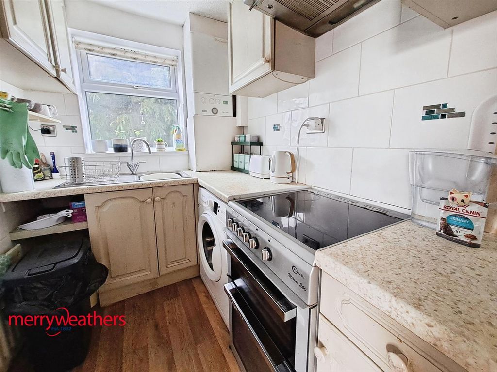 Property photo 3 of 7 Kitchen