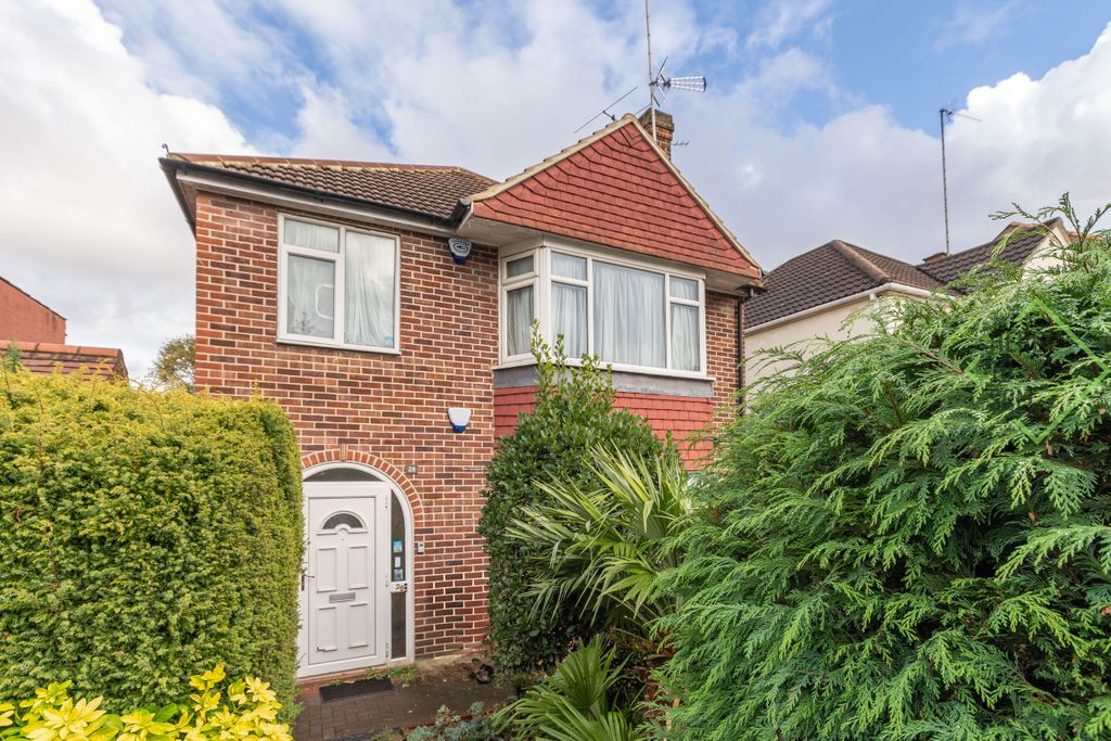 Property photo 2 of 16 28 Petworth Road, N12 9Hh-12