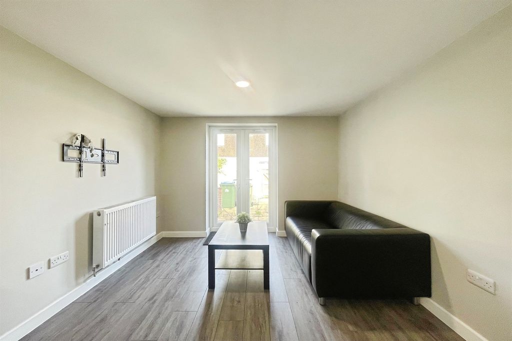 Property photo 2 of 9 (Main)