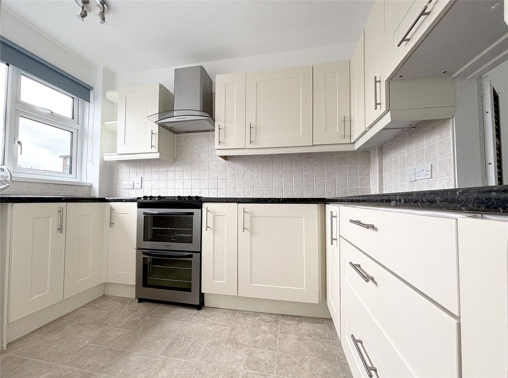 Property photo 3 of 10 Kitchen