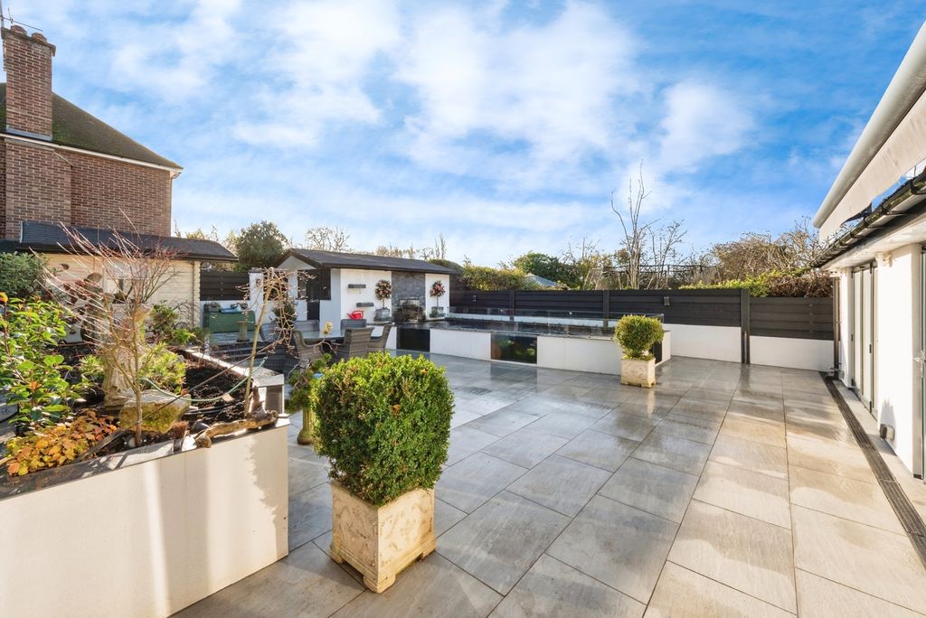 Property photo 3 of 20 Garden