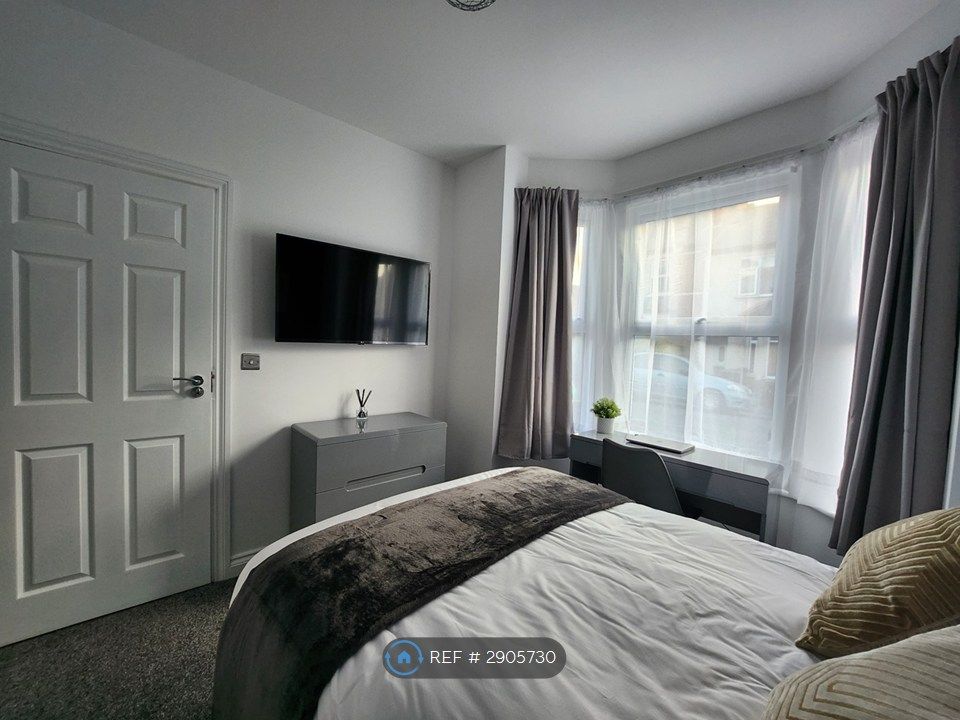 Property photo 3 of 6 Bedroom 1